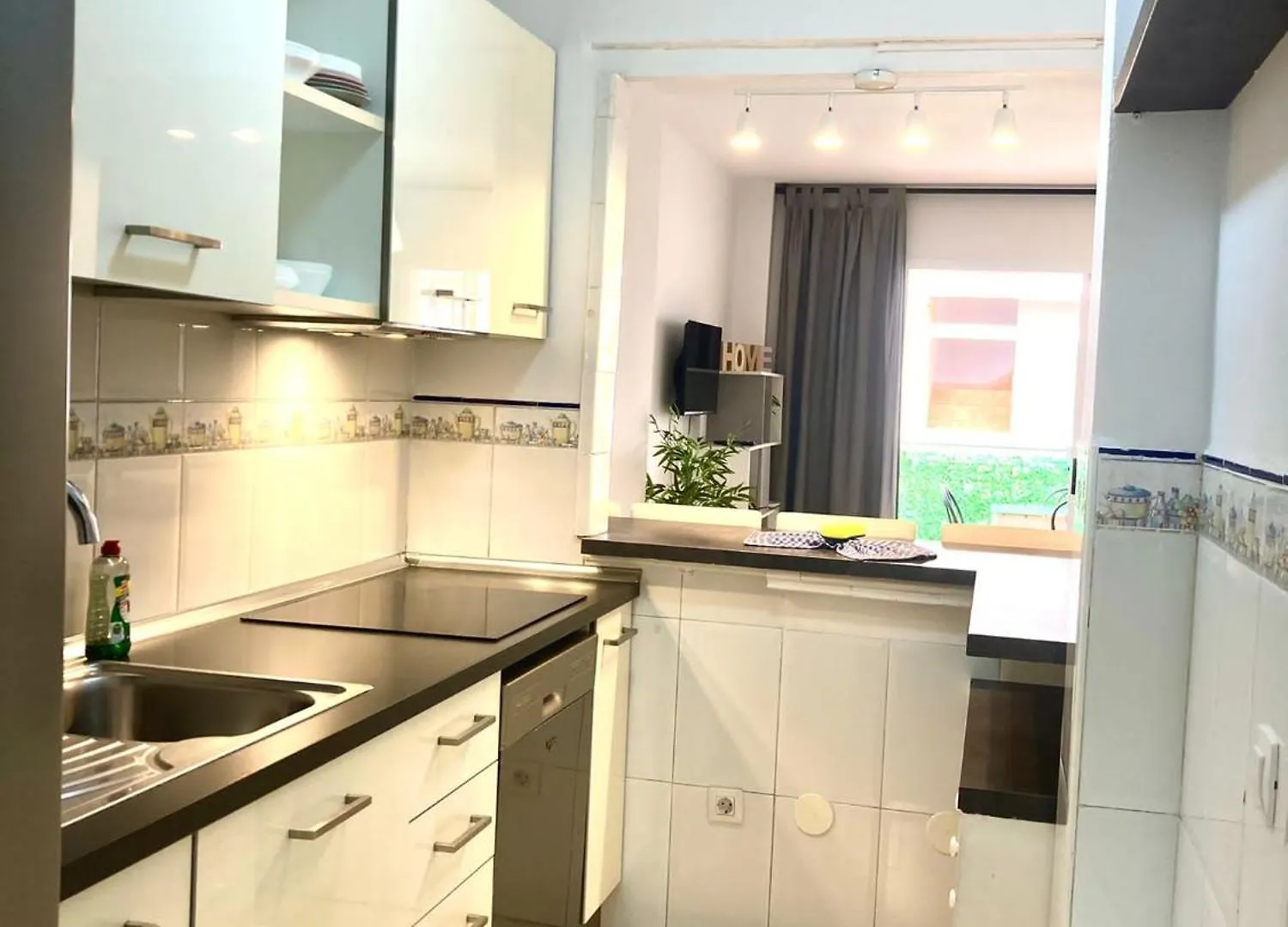 Jazuma Beach Apartment 칼라오살바헤